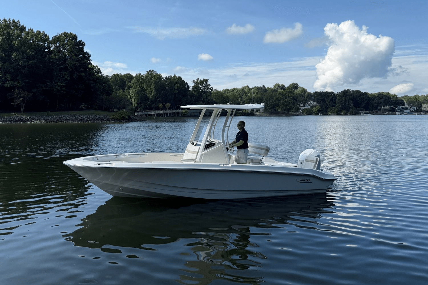 Slide: The Image of Boston Whaler 220 Dauntless 2025 - 5