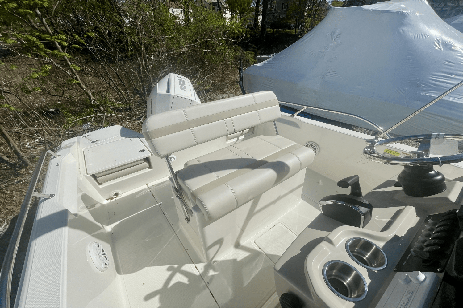 Slide: The Image of Boston Whaler 220 Dauntless 2025 - 5