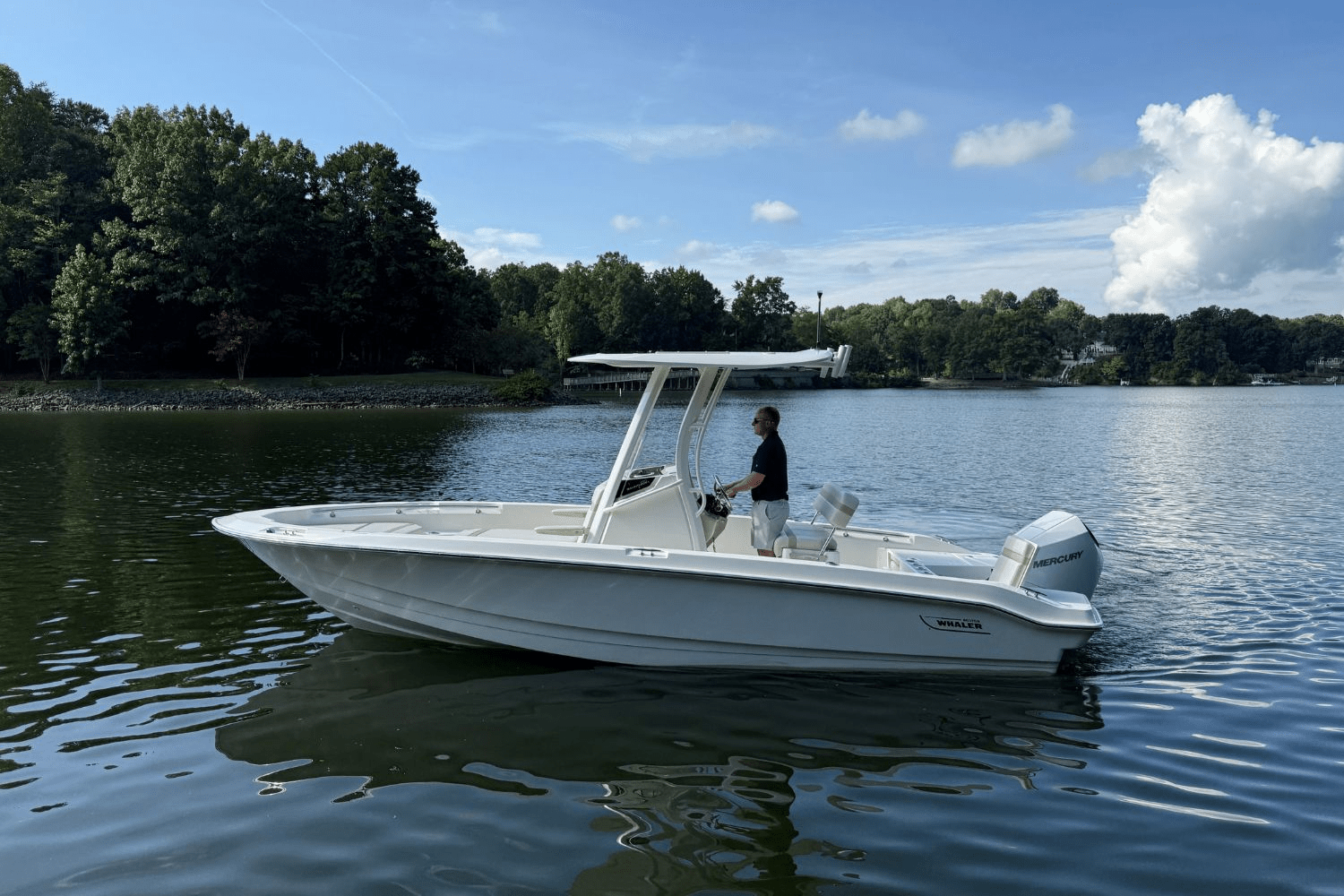 Slide: The Image of Boston Whaler 220 Dauntless 2025 - 6