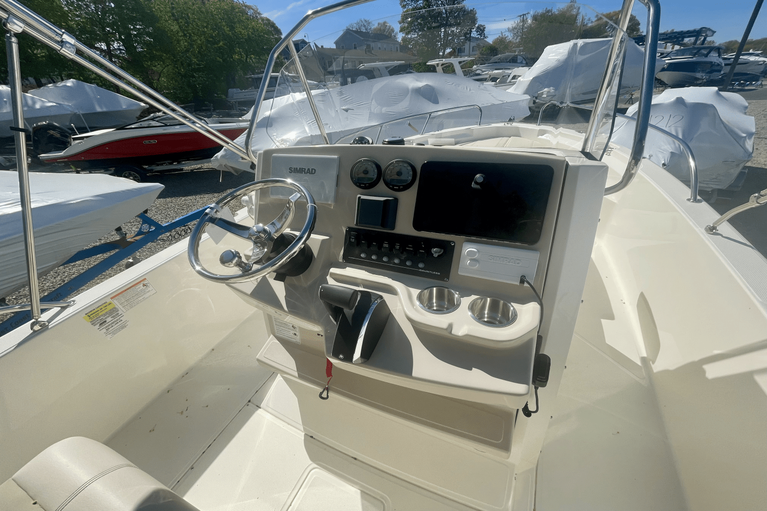 Slide: The Image of Boston Whaler 220 Dauntless 2025 - 7