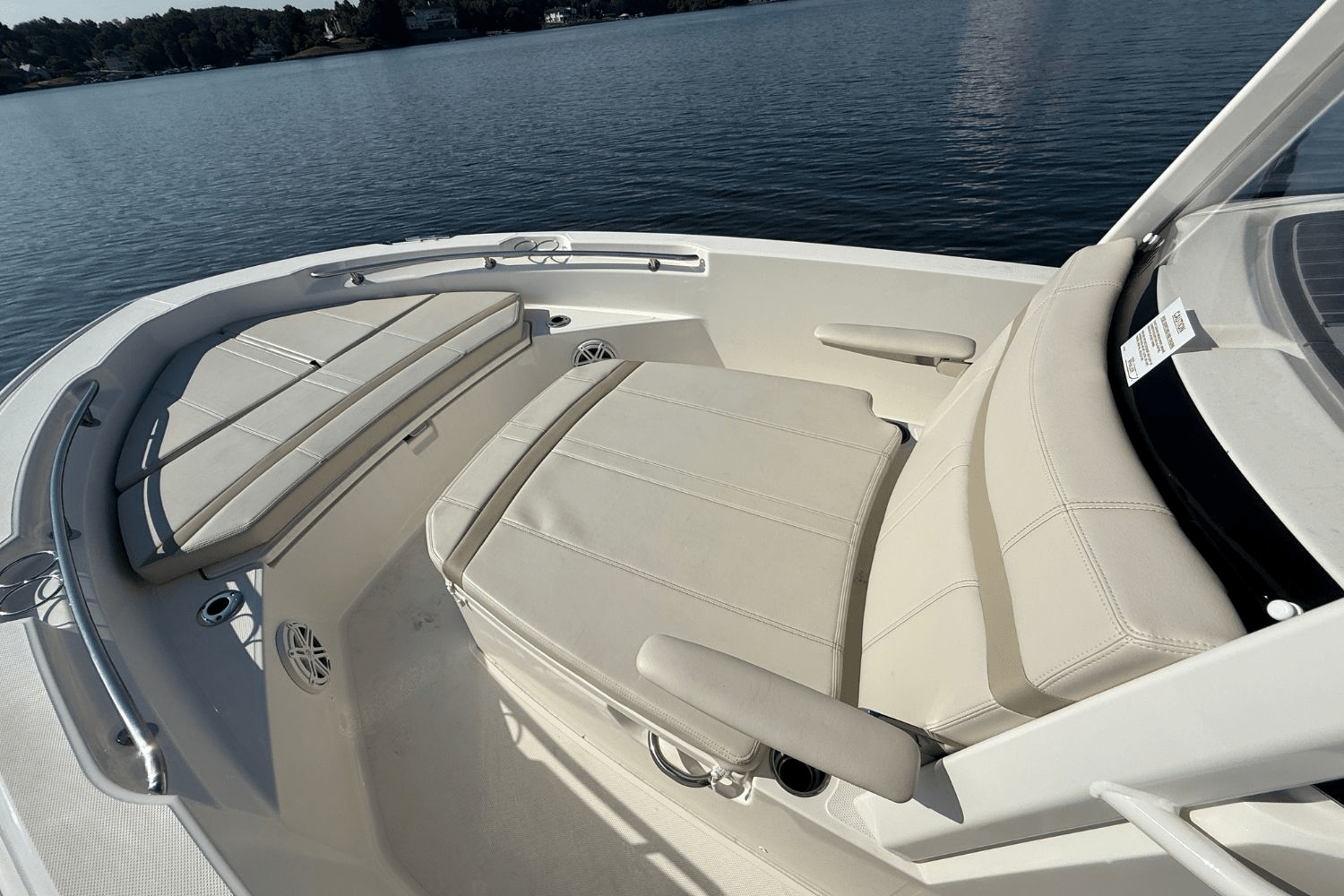 Slide: The Image of Boston Whaler 220 Dauntless 2025 - 8
