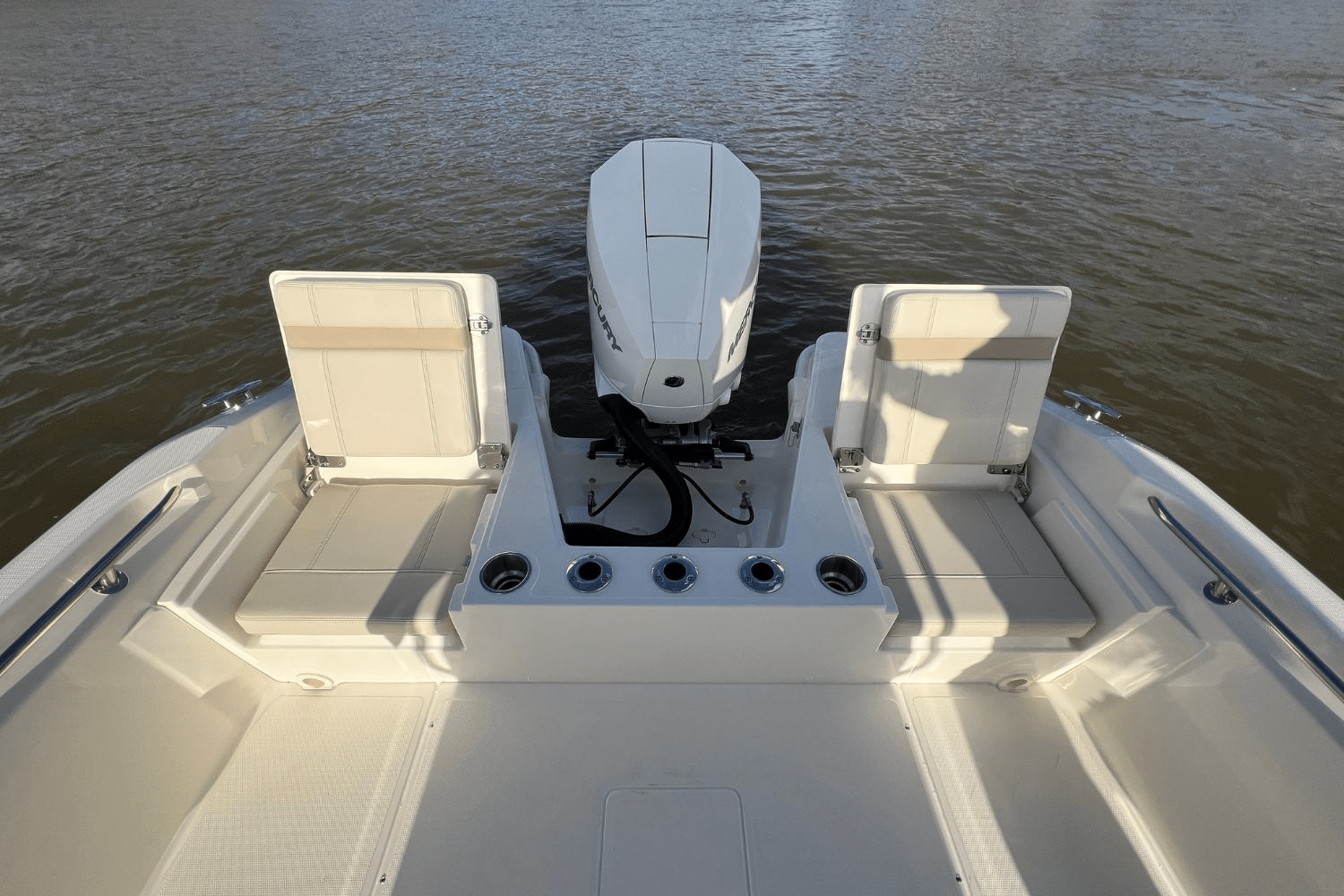 Slide: The Image of Boston Whaler 220 Dauntless 2025 - 9