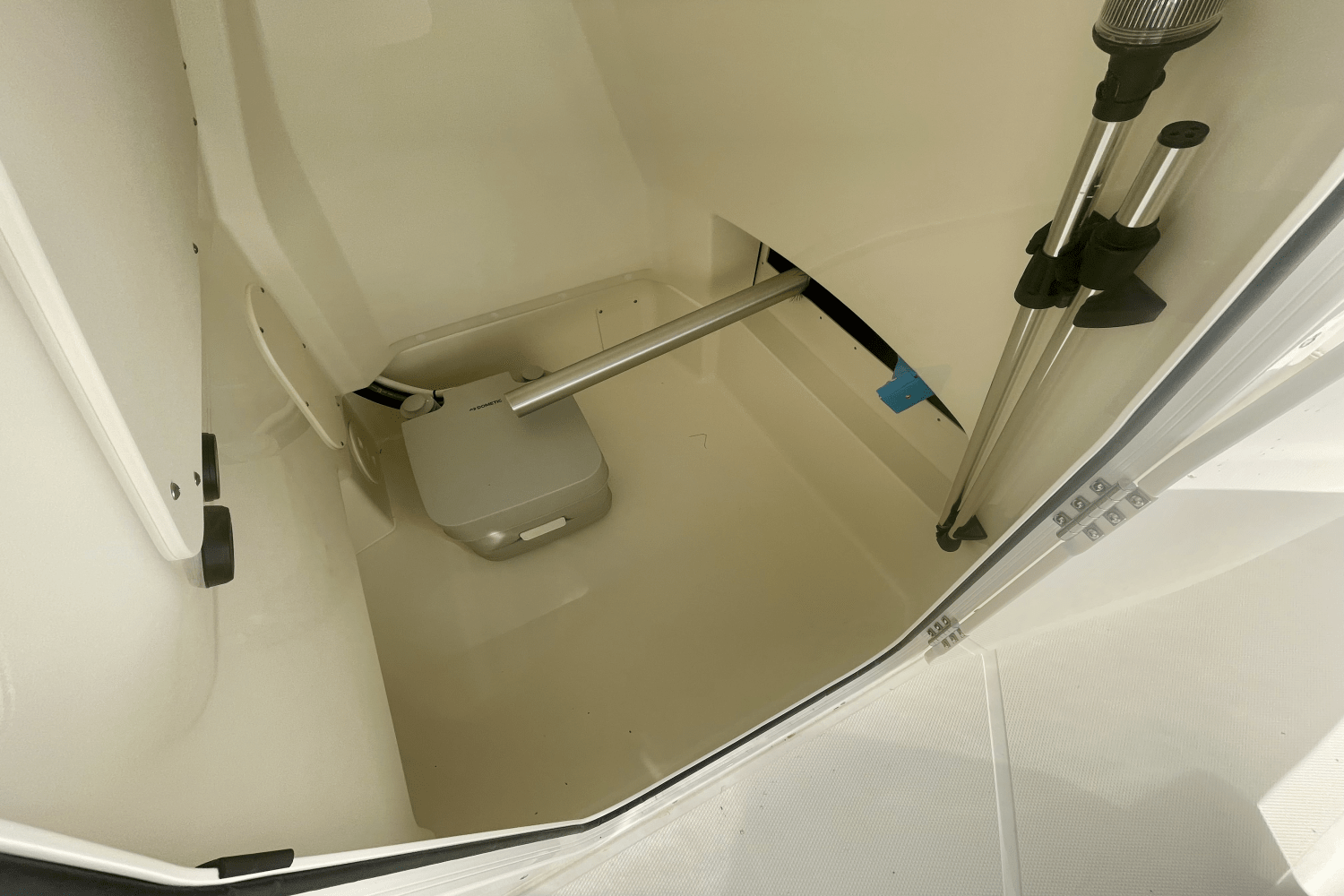Slide: The Image of Boston Whaler 220 Dauntless 2025 - 9