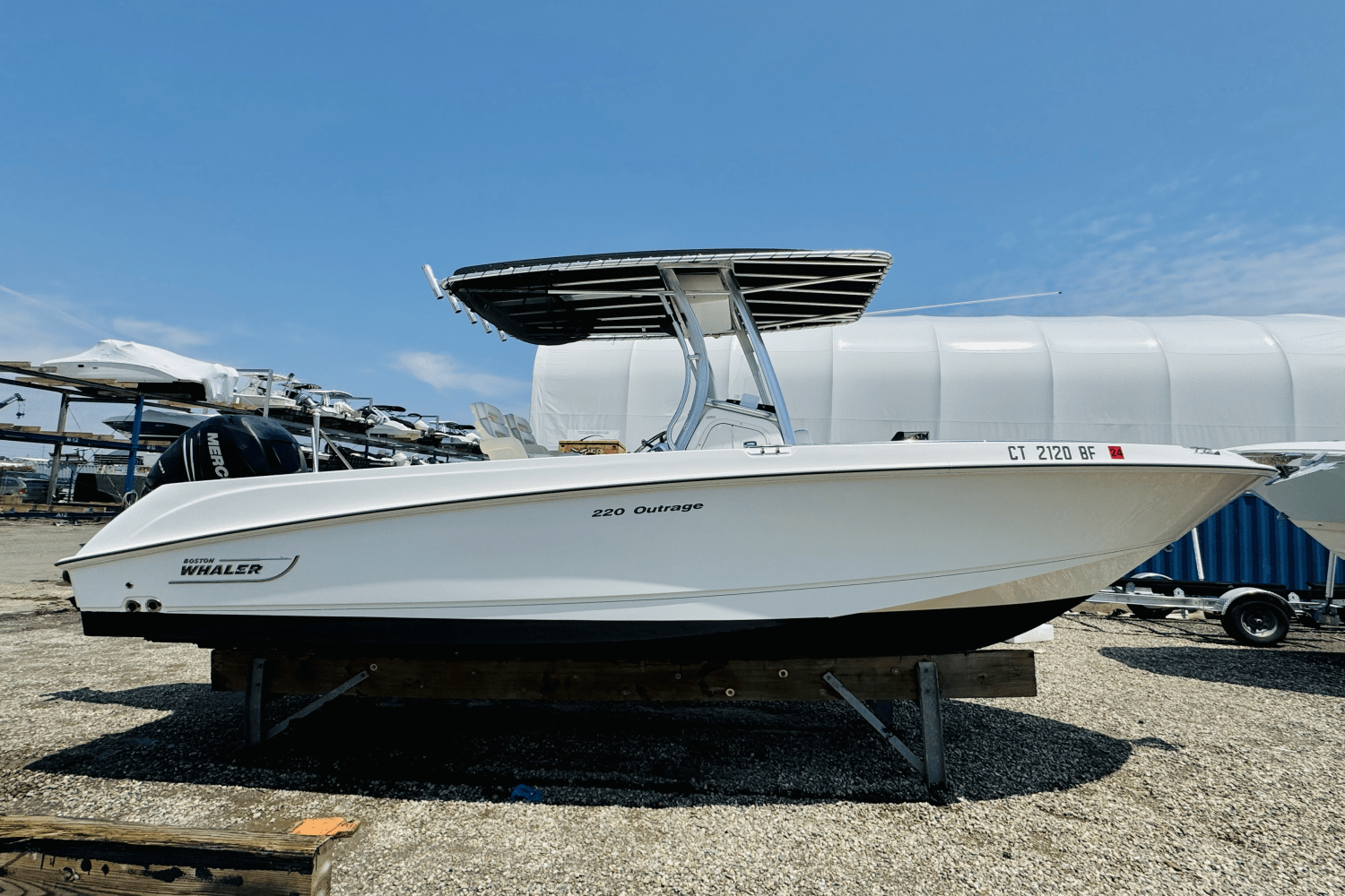 Slide: The Image of Boston Whaler 220 OUTRAGE 2012 - 1