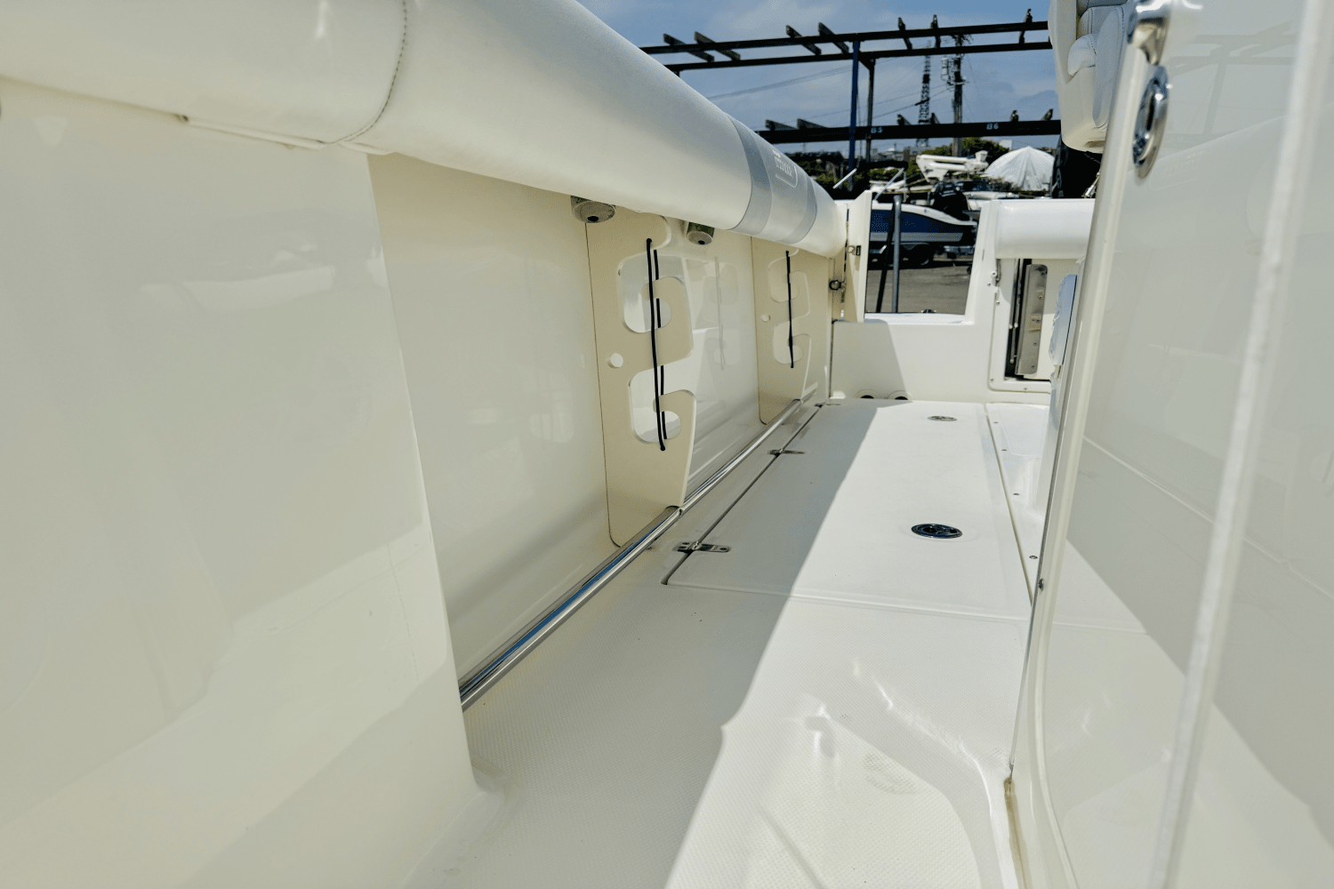 Slide: The Image of Boston Whaler 220 OUTRAGE 2012 - 22