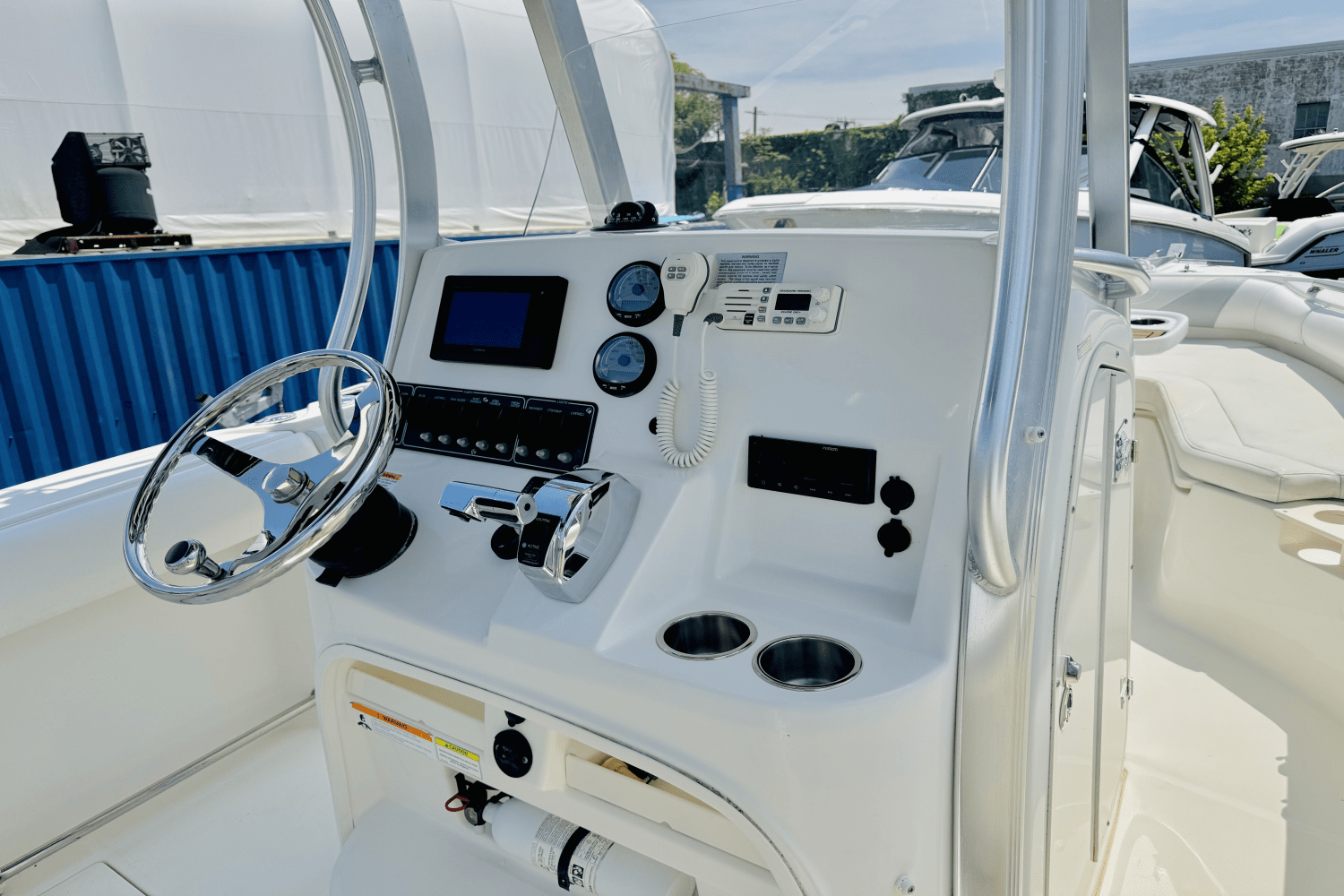 Slide: The Image of Boston Whaler 220 OUTRAGE 2012 - 31