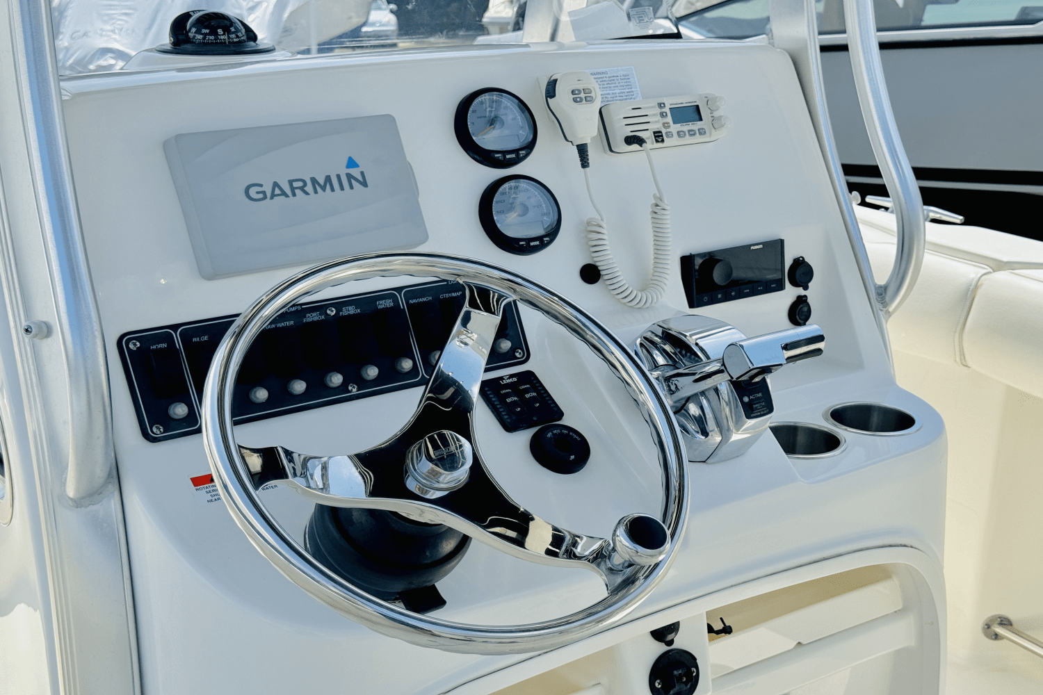 Slide: The Image of Boston Whaler 220 OUTRAGE 2012 - 33