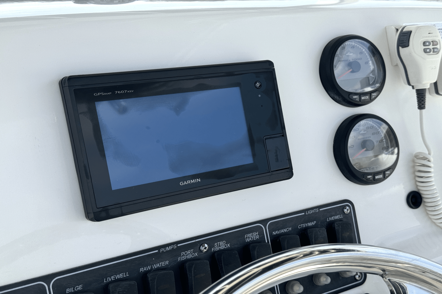 Slide: The Image of Boston Whaler 220 OUTRAGE 2012 - 35