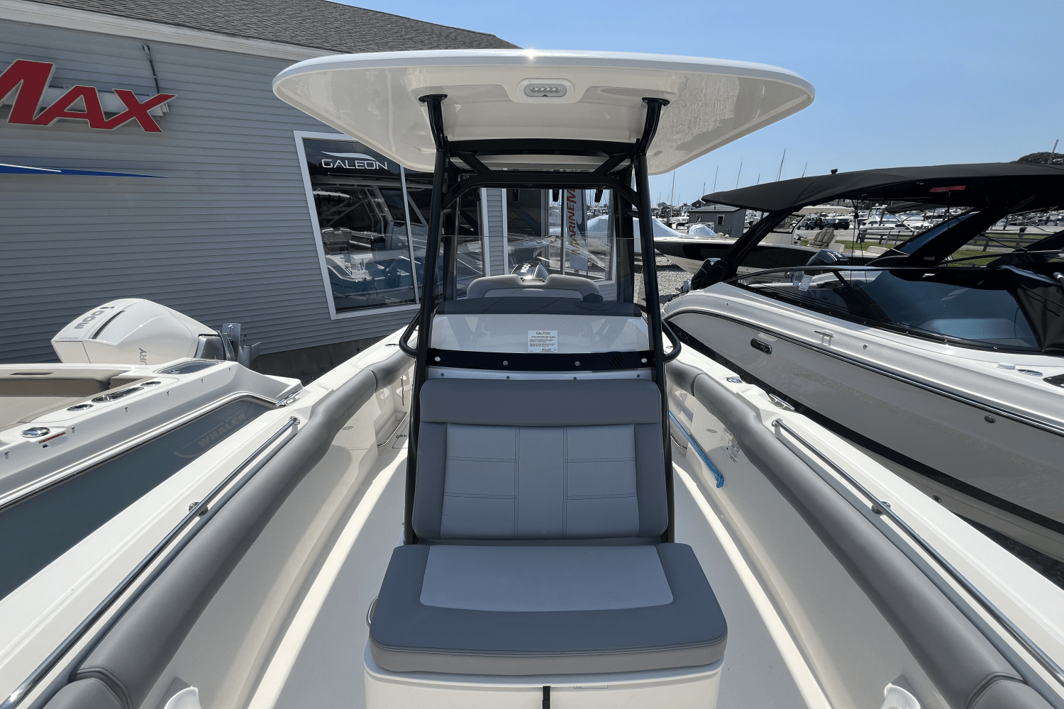 Slide: The Image of Boston Whaler 230 Outrage 2025 - 15