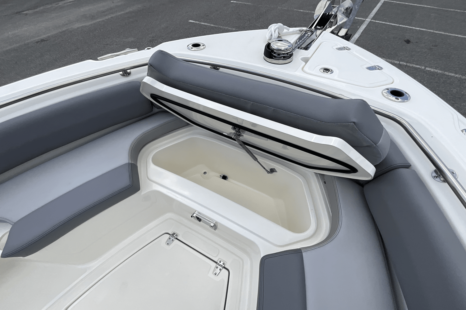 Slide: The Image of Boston Whaler 230 Outrage 2025 - 16