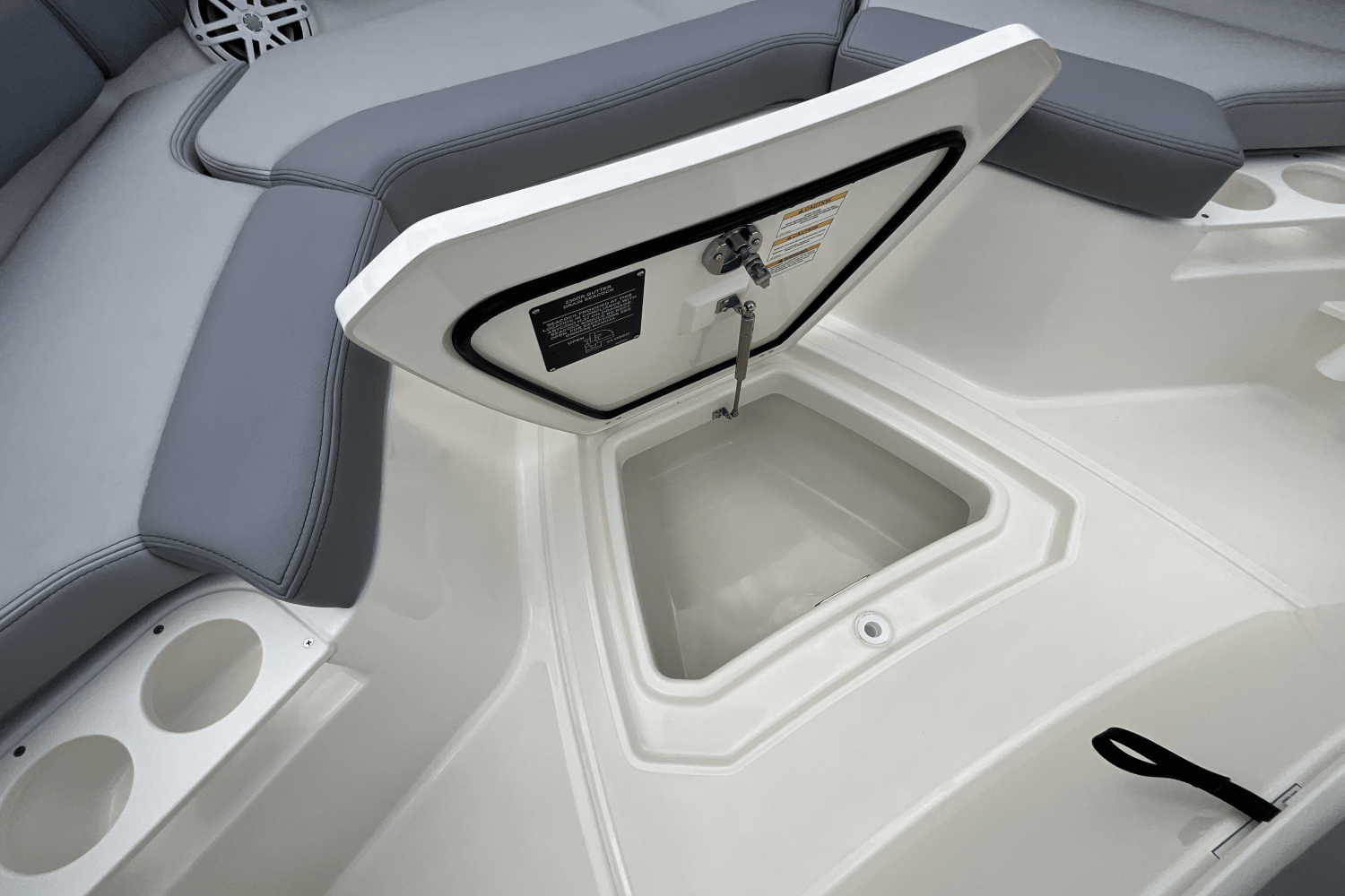 Slide: The Image of Boston Whaler 230 Outrage 2025 - 17