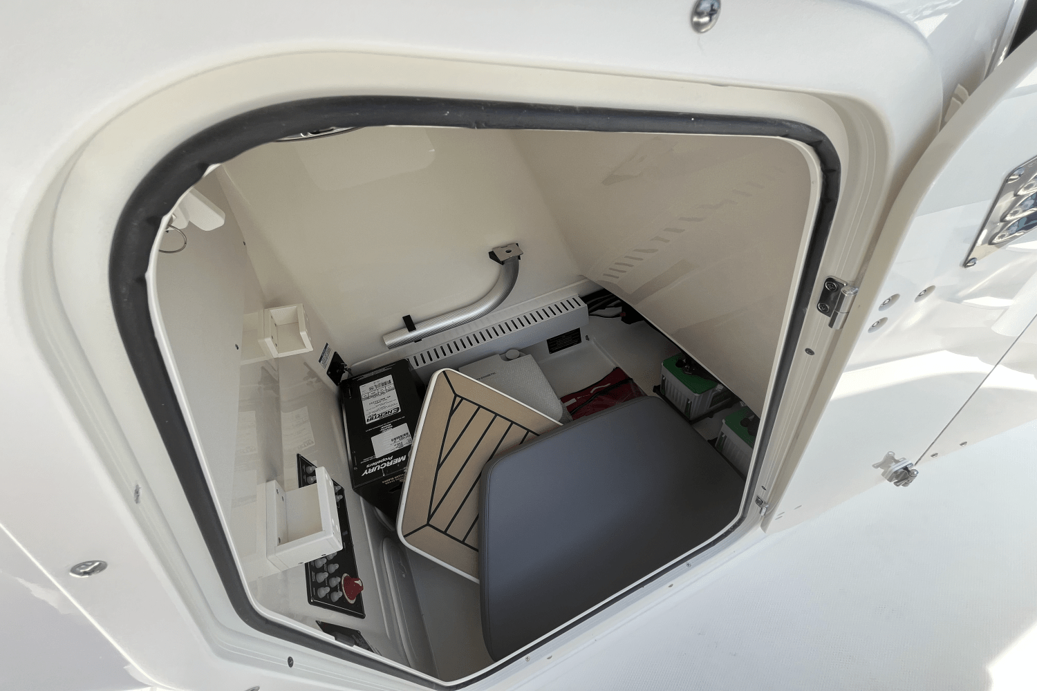 Slide: The Image of Boston Whaler 230 Outrage 2025 - 17