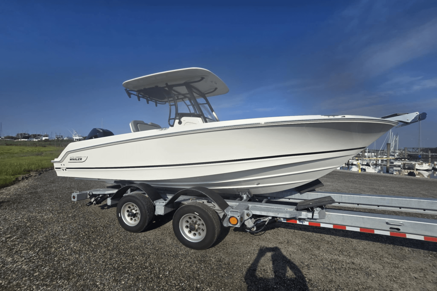 Slide: The Image of Boston Whaler 230 Outrage 2025 - 18