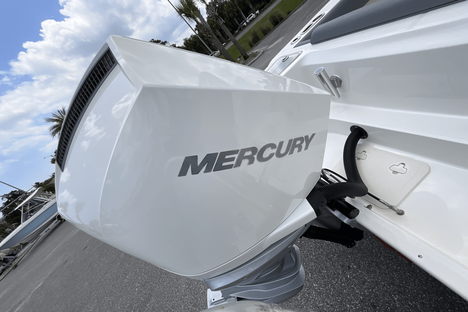 Slide: The Image of Boston Whaler 230 Outrage 2025 - 19