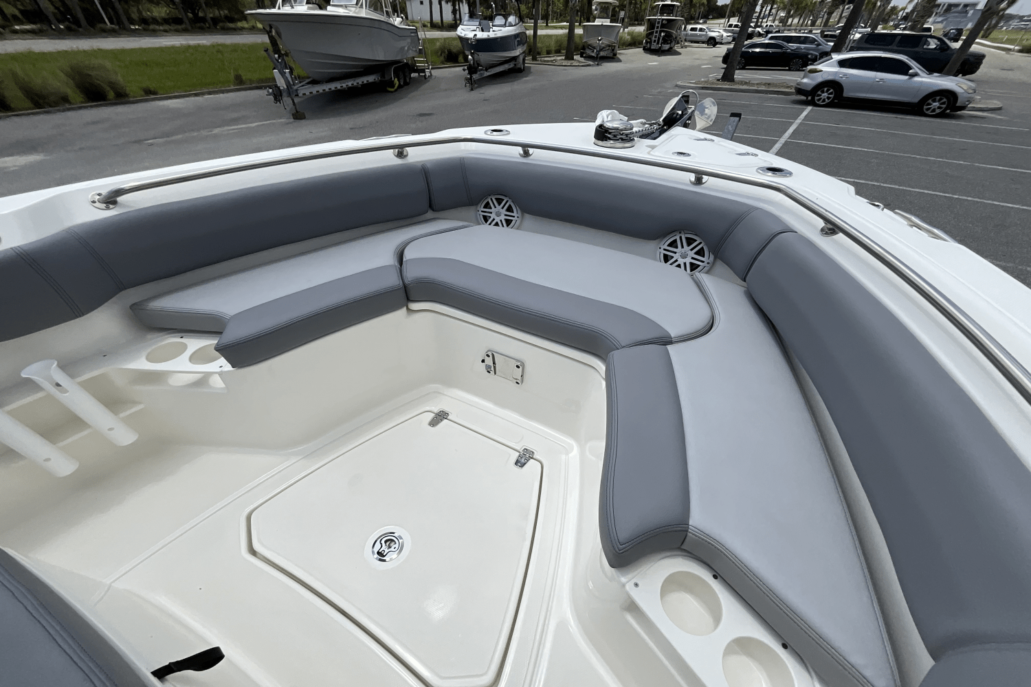 Slide: The Image of Boston Whaler 230 Outrage 2025 - 32