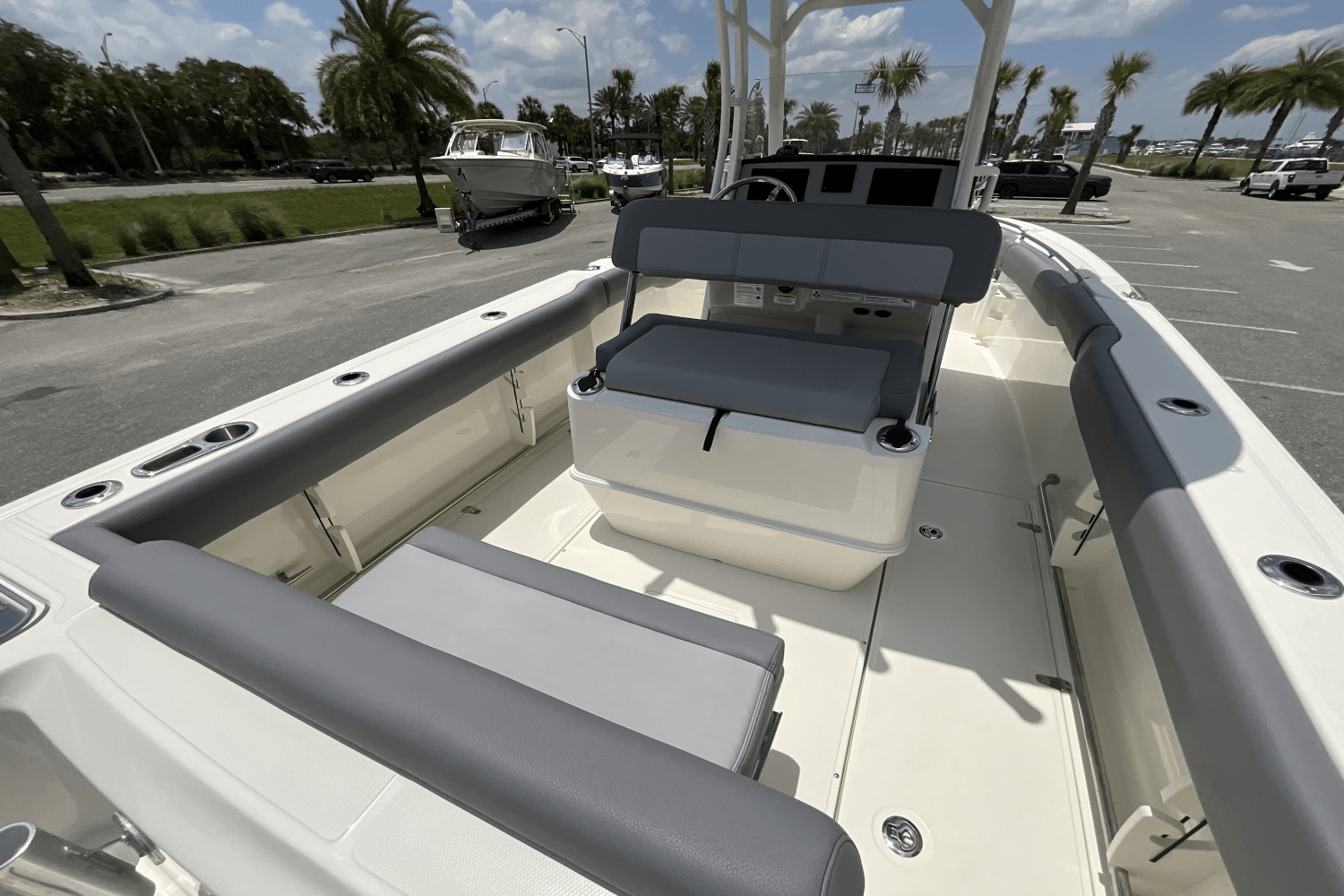 Slide: The Image of Boston Whaler 230 Outrage 2025 - 33