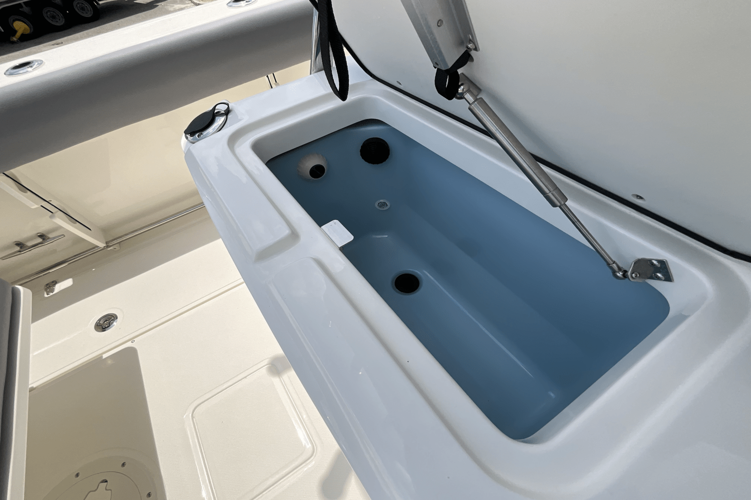 Slide: The Image of Boston Whaler 230 Outrage 2025 - 38