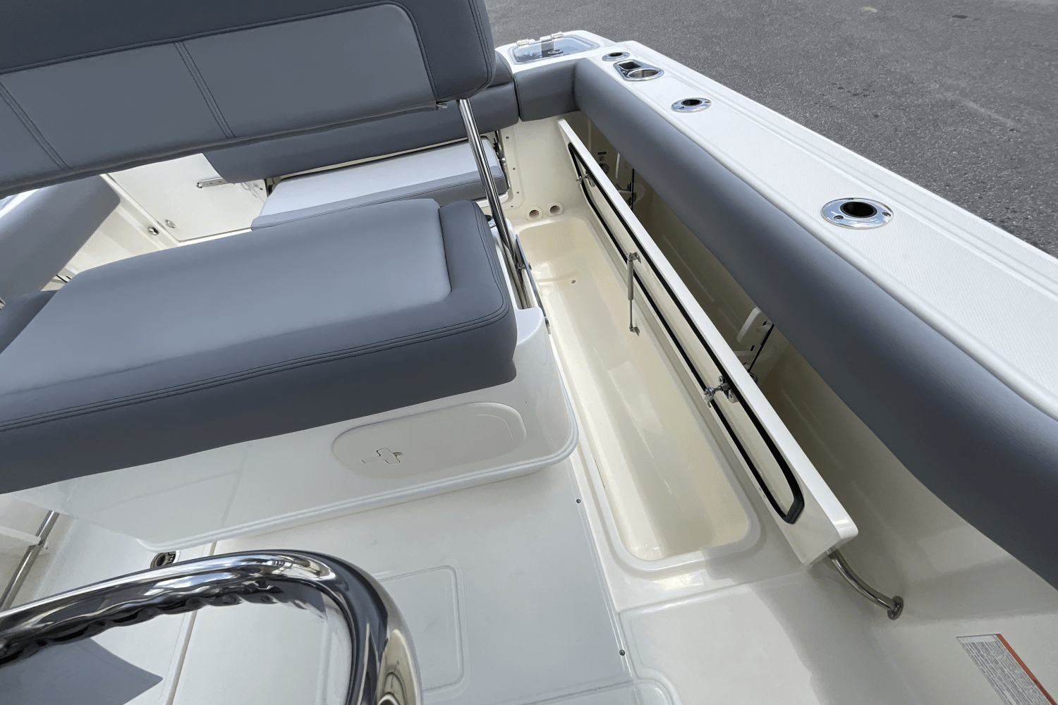 Slide: The Image of Boston Whaler 230 Outrage 2025 - 39