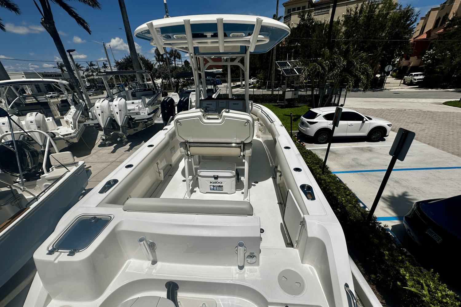 Slide: The Image of Boston Whaler 230 Outrage 2026 - 10