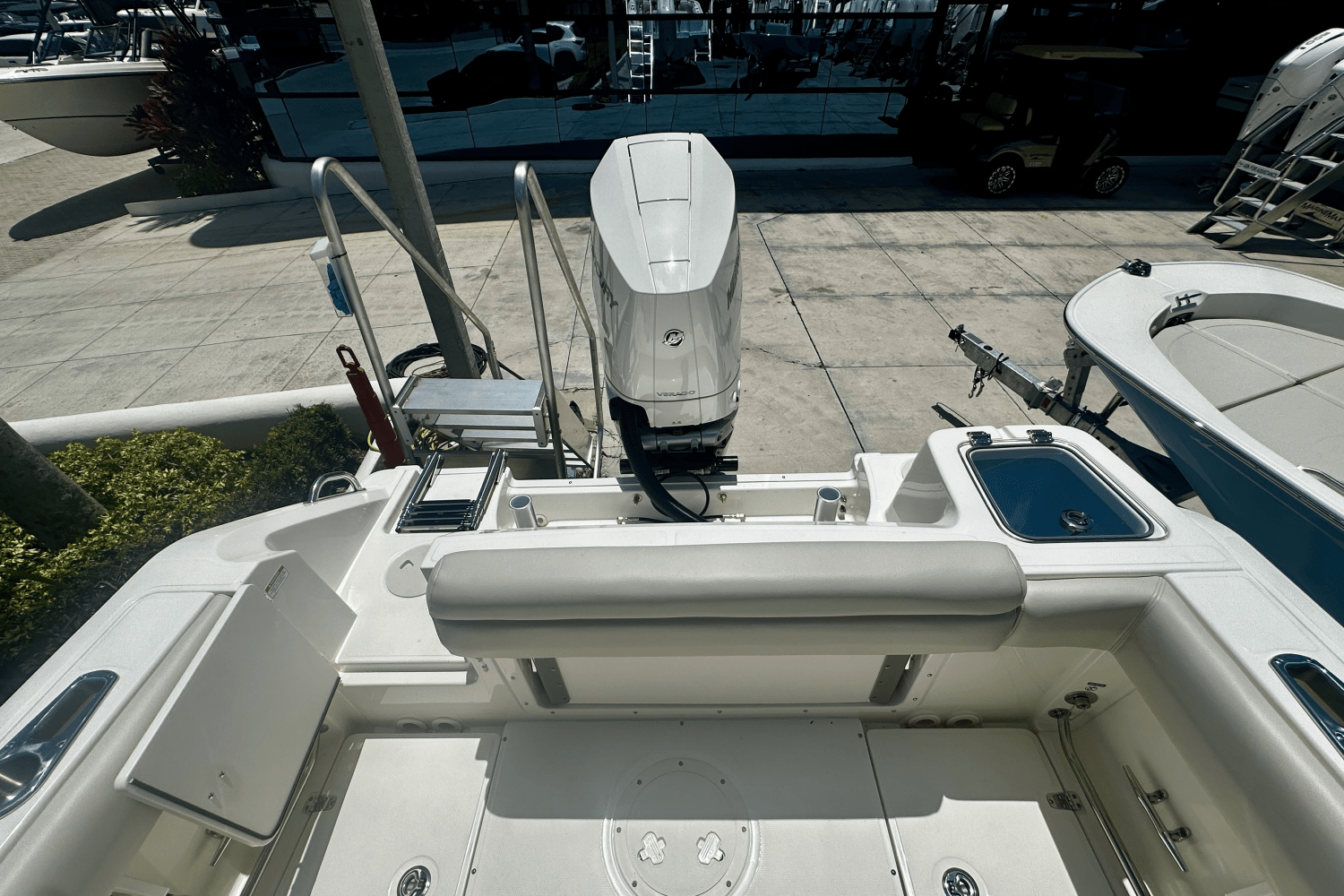 Slide: The Image of Boston Whaler 230 Outrage 2026 - 11
