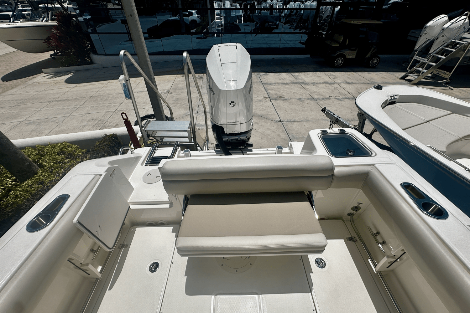 Slide: The Image of Boston Whaler 230 Outrage 2026 - 12