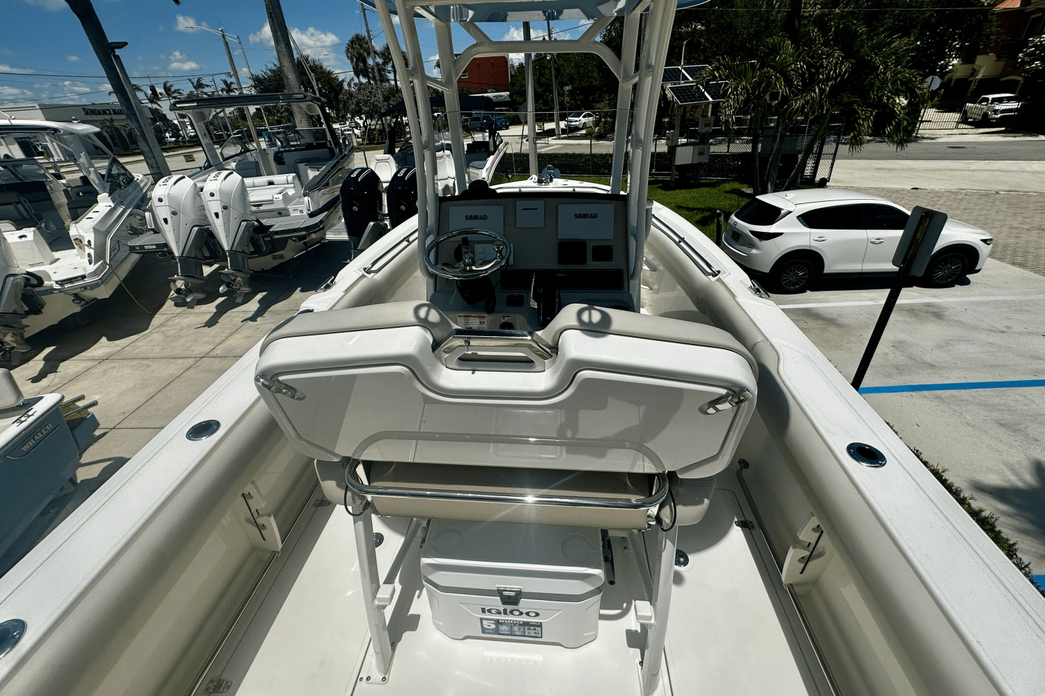 Slide: The Image of Boston Whaler 230 Outrage 2026 - 13