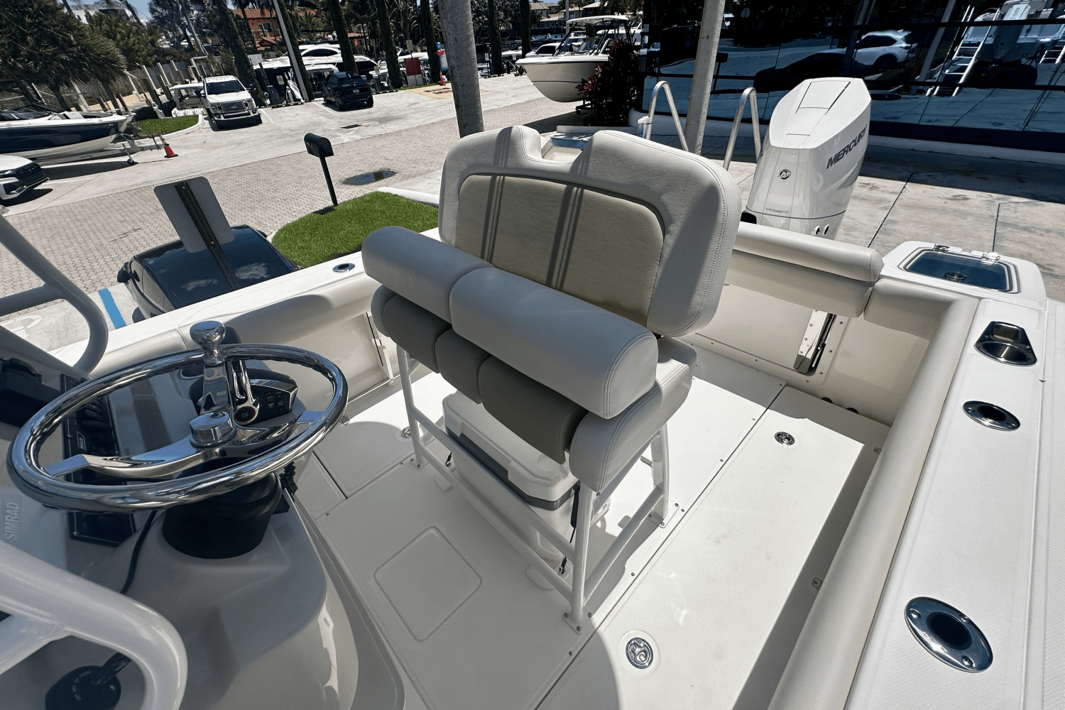 Slide: The Image of Boston Whaler 230 Outrage 2026 - 15