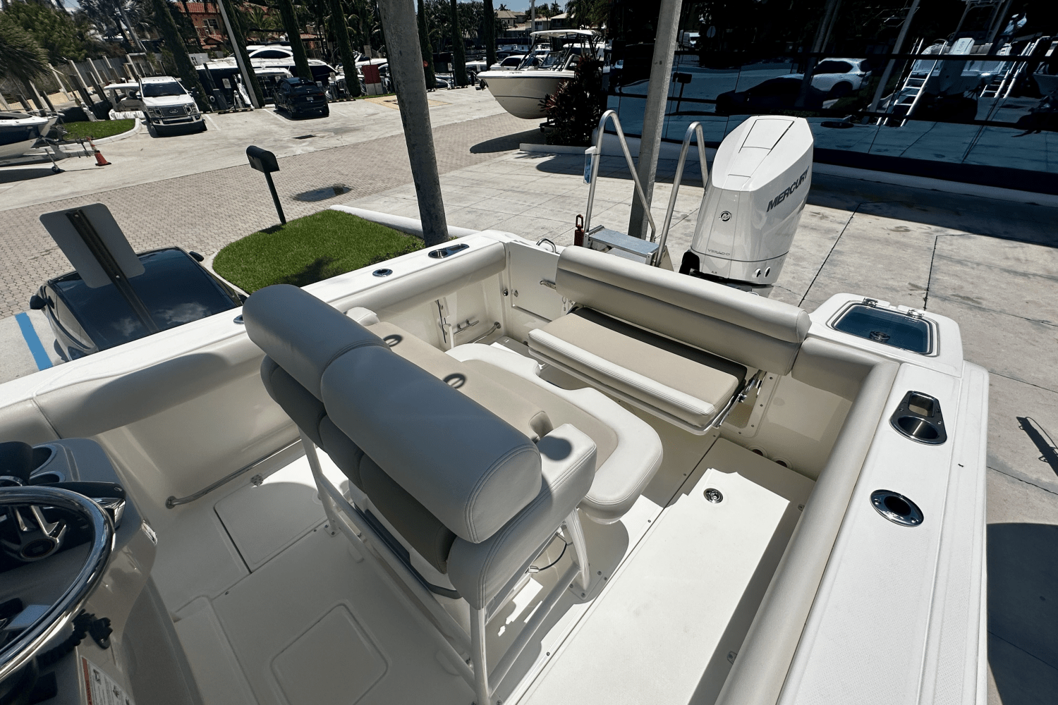 Slide: The Image of Boston Whaler 230 Outrage 2026 - 17