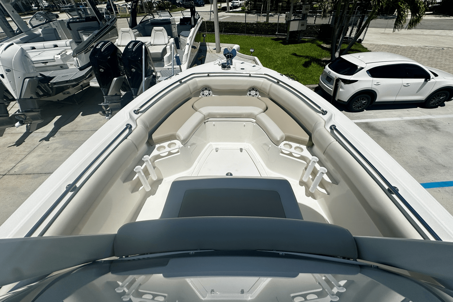 Slide: The Image of Boston Whaler 230 Outrage 2026 - 22