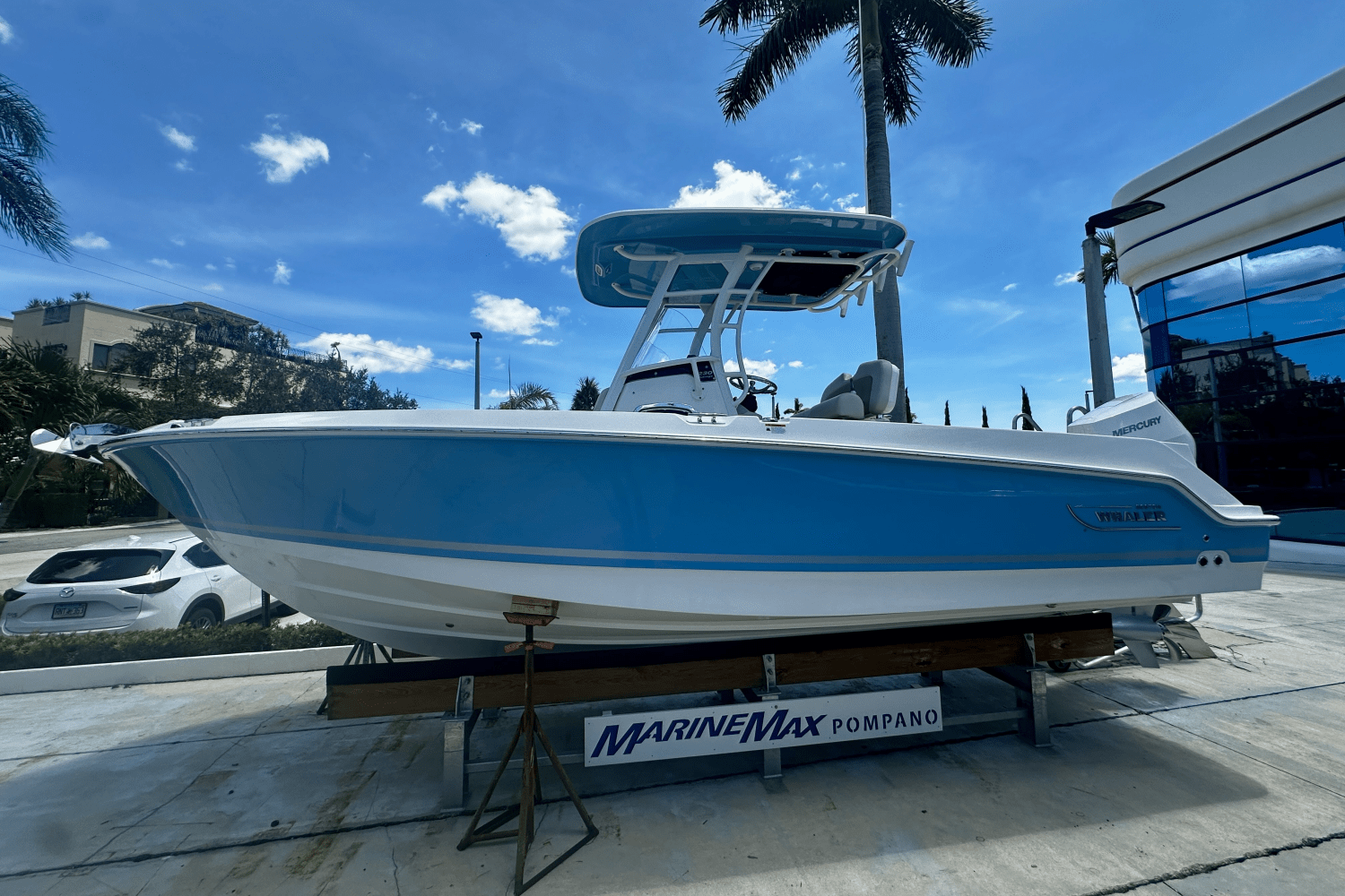 Slide: The Image of Boston Whaler 230 Outrage 2026 - 3