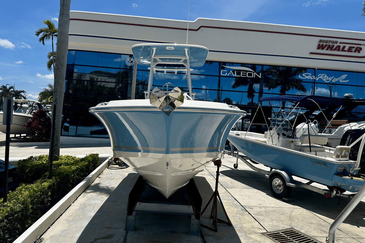Slide: The Image of Boston Whaler 230 Outrage 2026 - 4