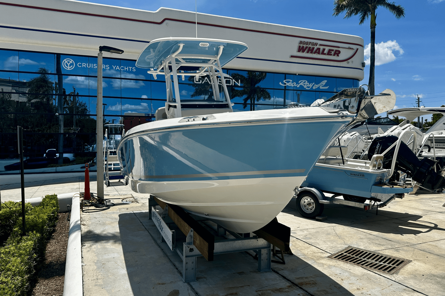 Slide: The Image of Boston Whaler 230 Outrage 2026 - 5