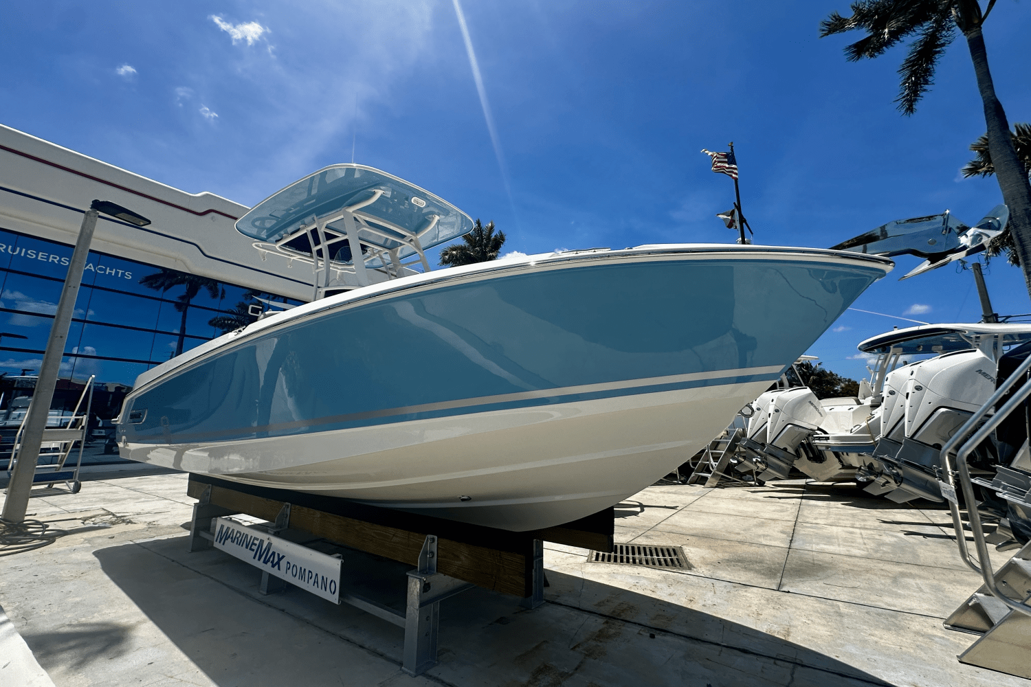 Slide: The Image of Boston Whaler 230 Outrage 2026 - 6