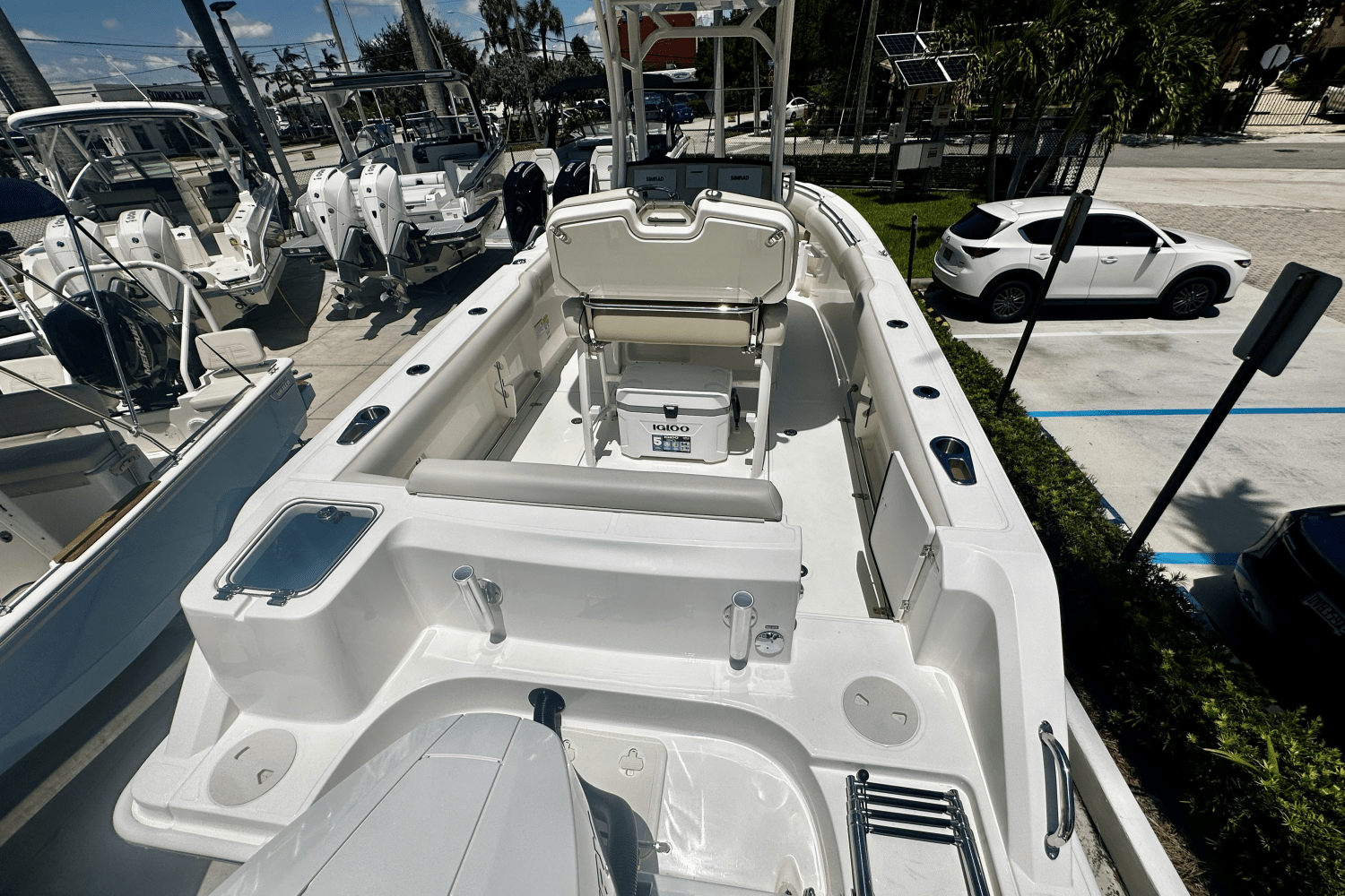 Slide: The Image of Boston Whaler 230 Outrage 2026 - 9