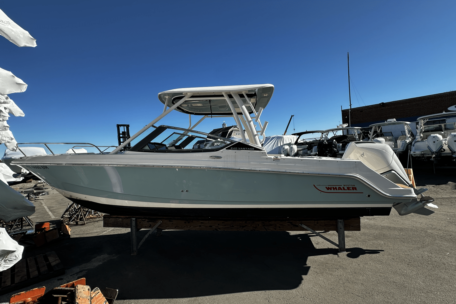 Slide: The Image of Boston Whaler 240 VANTAGE 2022 - 0