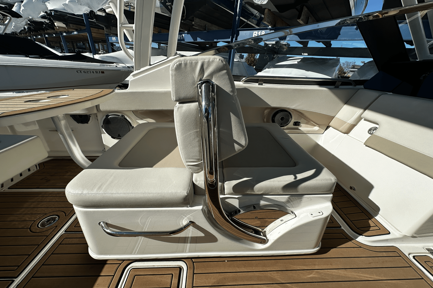 Slide: The Image of Boston Whaler 240 VANTAGE 2022 - 10