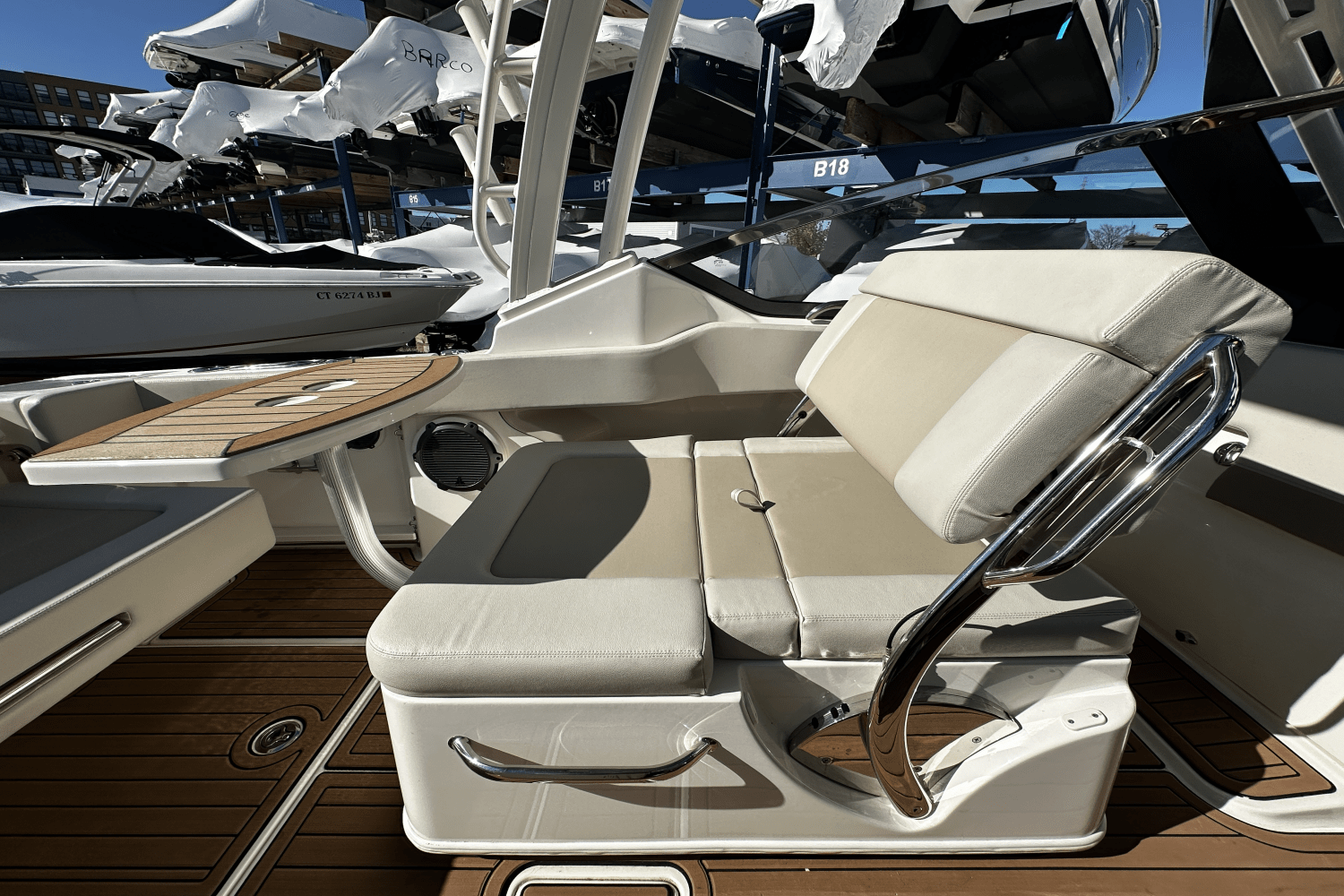 Slide: The Image of Boston Whaler 240 VANTAGE 2022 - 11