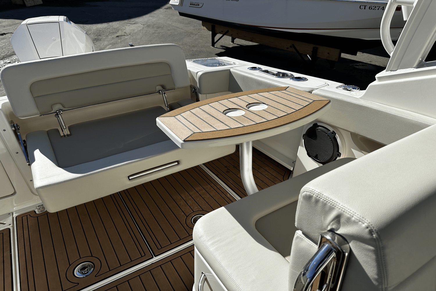 Slide: The Image of Boston Whaler 240 VANTAGE 2022 - 12
