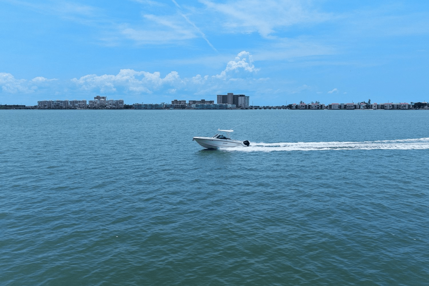 Slide: The Image of Boston Whaler 240 VANTAGE 2022 - 12