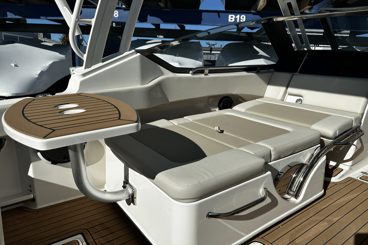 Slide: The Image of Boston Whaler 240 VANTAGE 2022 - 13