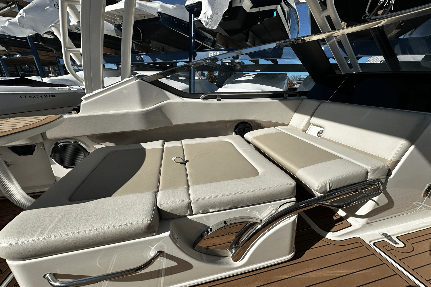 Slide: The Image of Boston Whaler 240 VANTAGE 2022 - 14