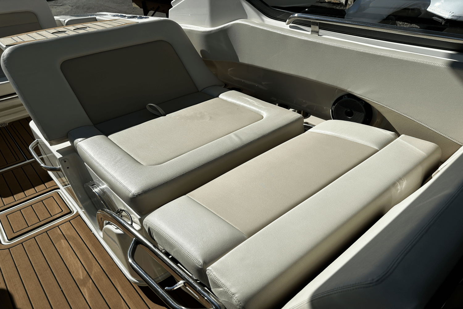 Slide: The Image of Boston Whaler 240 VANTAGE 2022 - 15