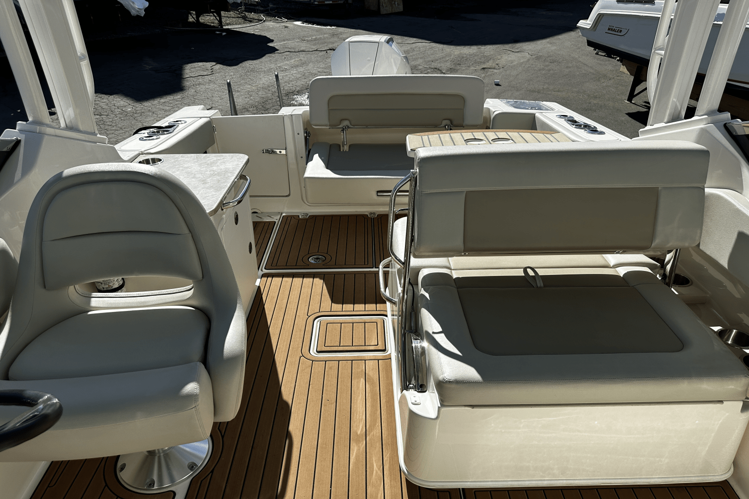 Slide: The Image of Boston Whaler 240 VANTAGE 2022 - 16