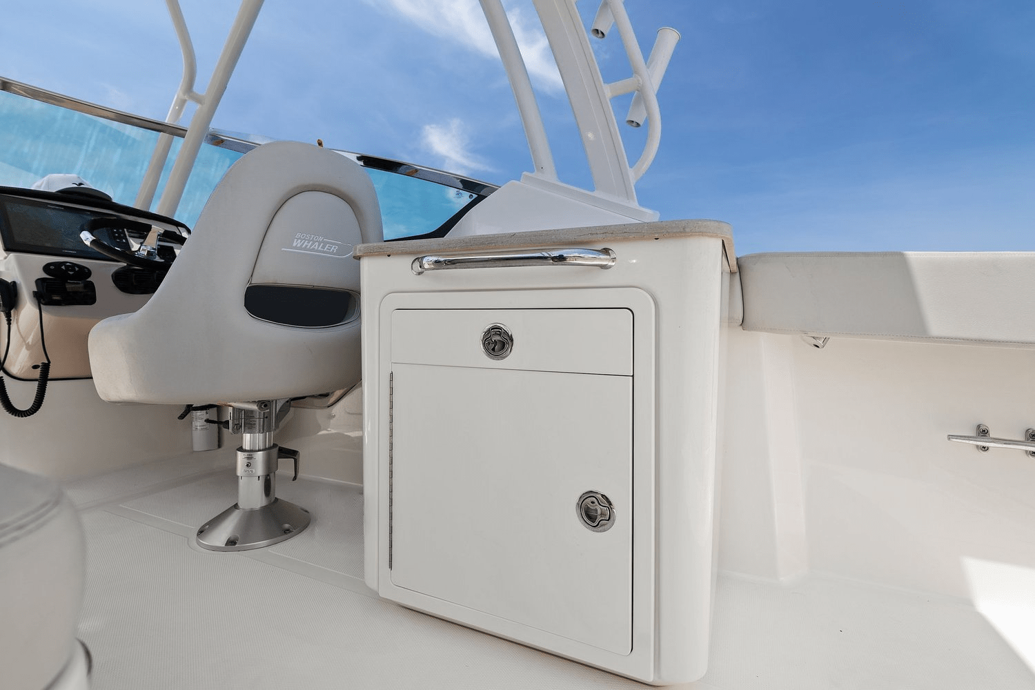Slide: The Image of Boston Whaler 240 VANTAGE 2022 - 17