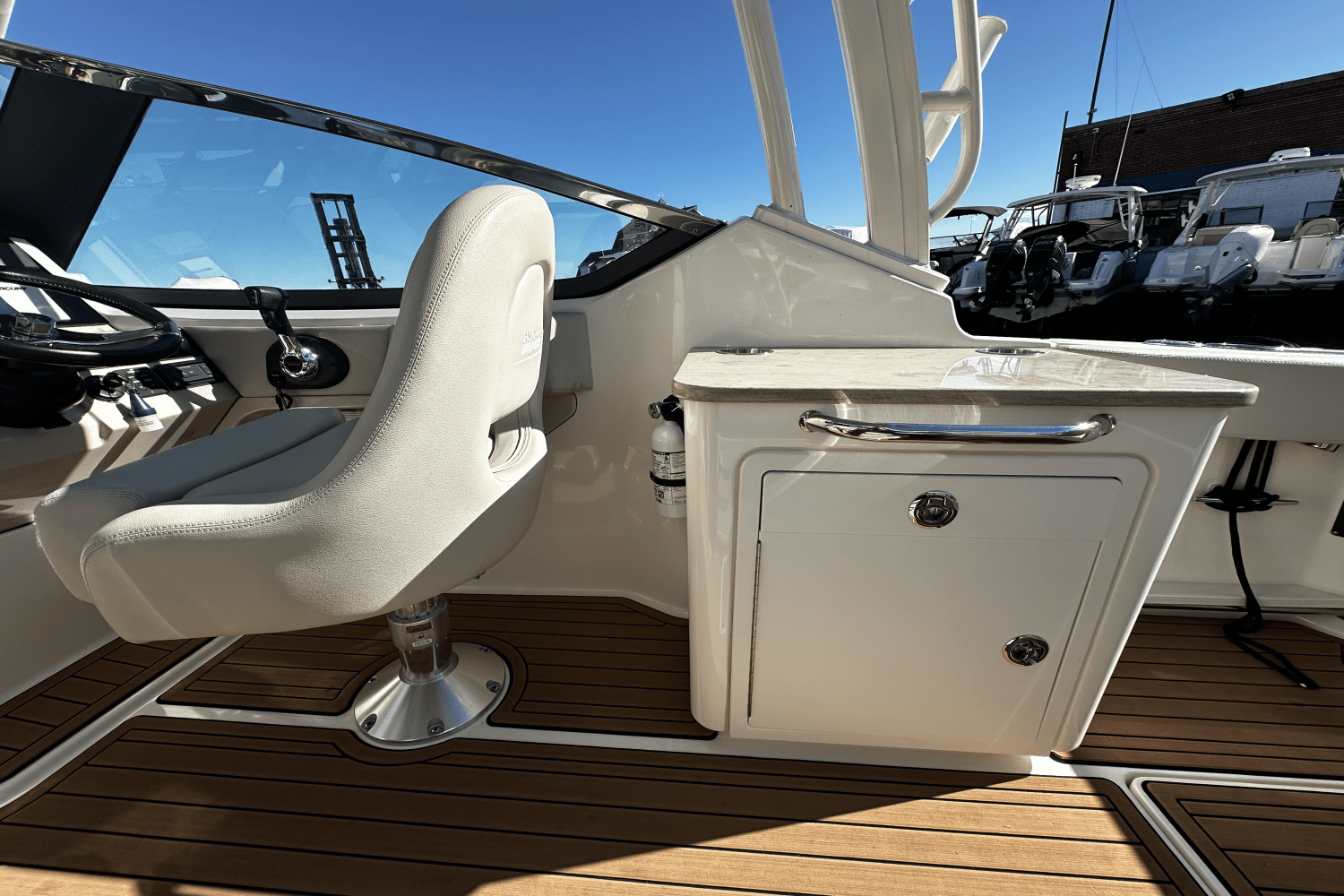Slide: The Image of Boston Whaler 240 VANTAGE 2022 - 17