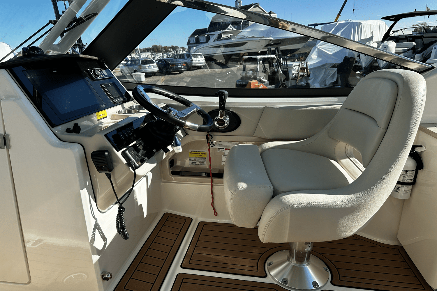Slide: The Image of Boston Whaler 240 VANTAGE 2022 - 18
