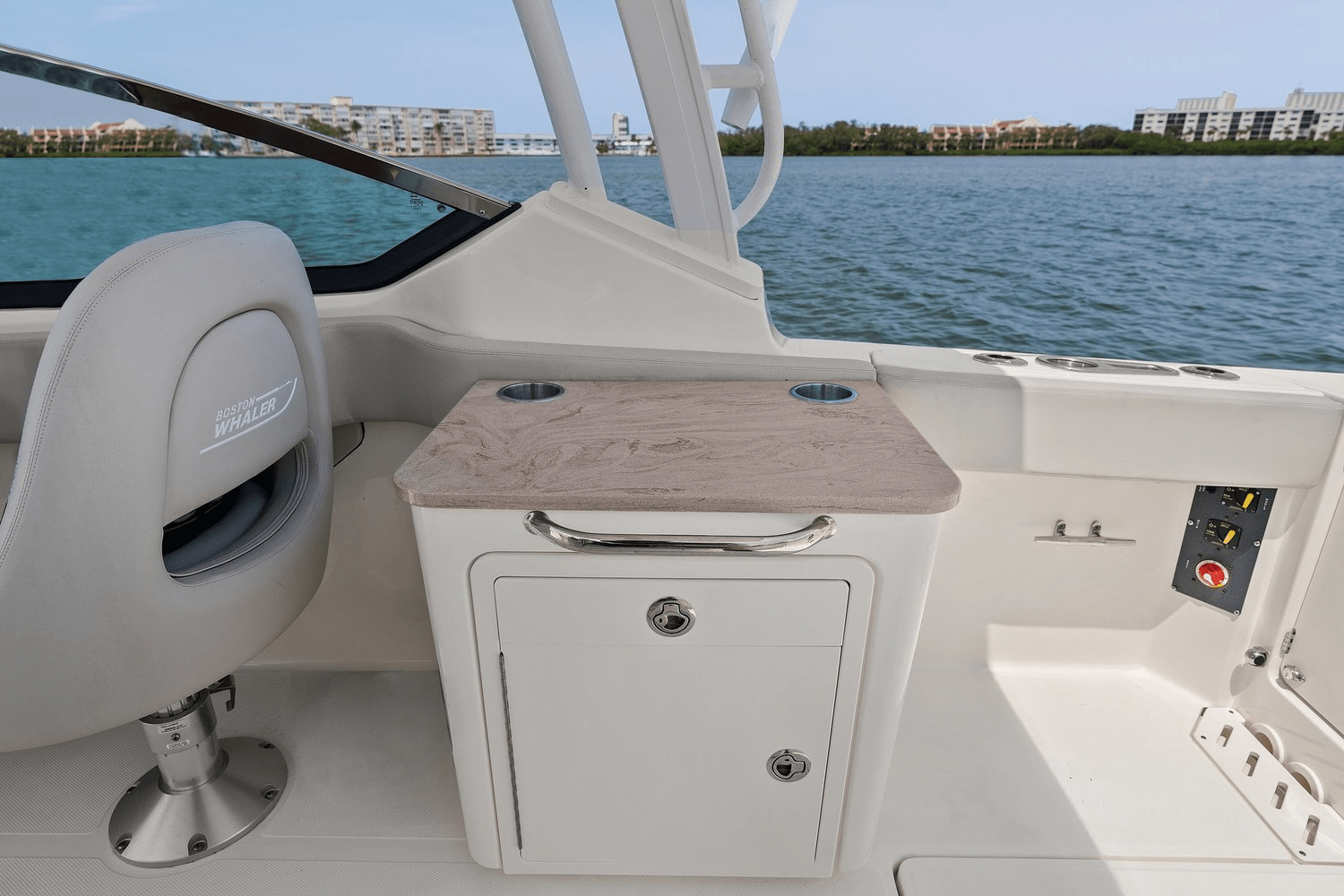 Slide: The Image of Boston Whaler 240 VANTAGE 2022 - 18