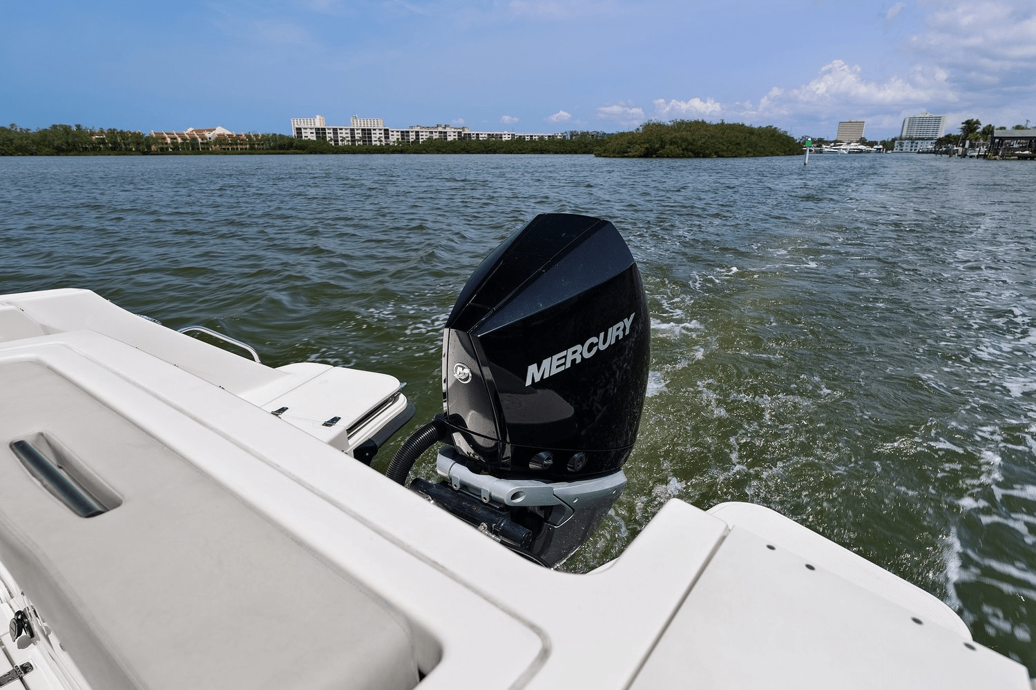 Slide: The Image of Boston Whaler 240 VANTAGE 2022 - 19