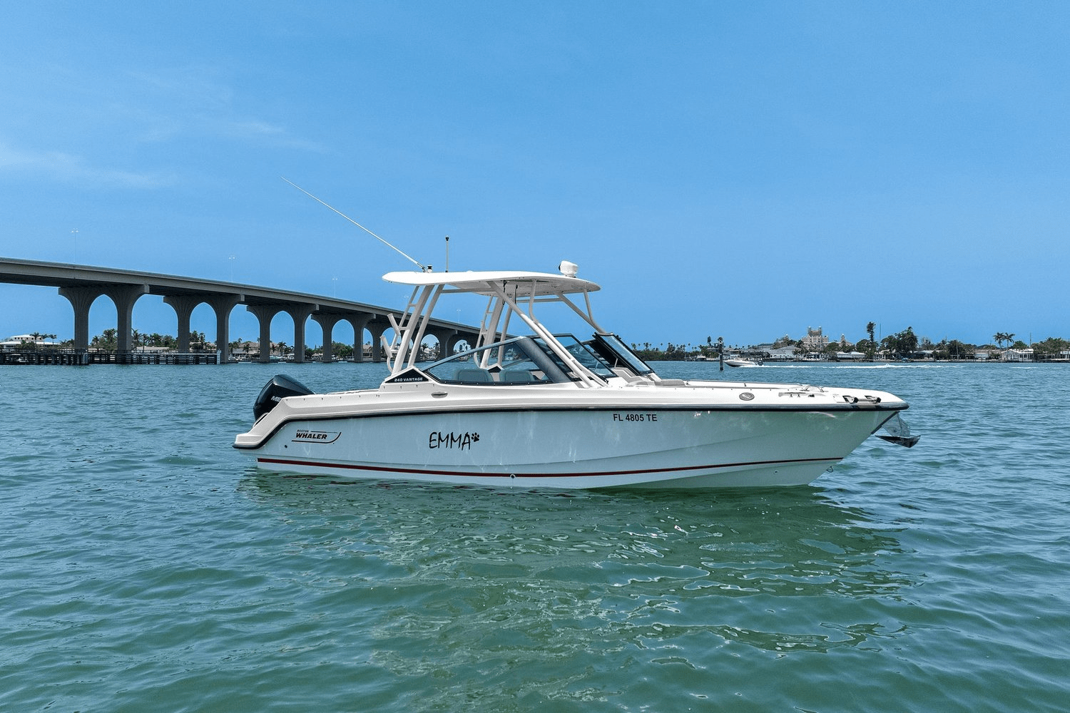 Slide: The Image of Boston Whaler 240 VANTAGE 2022 - 2