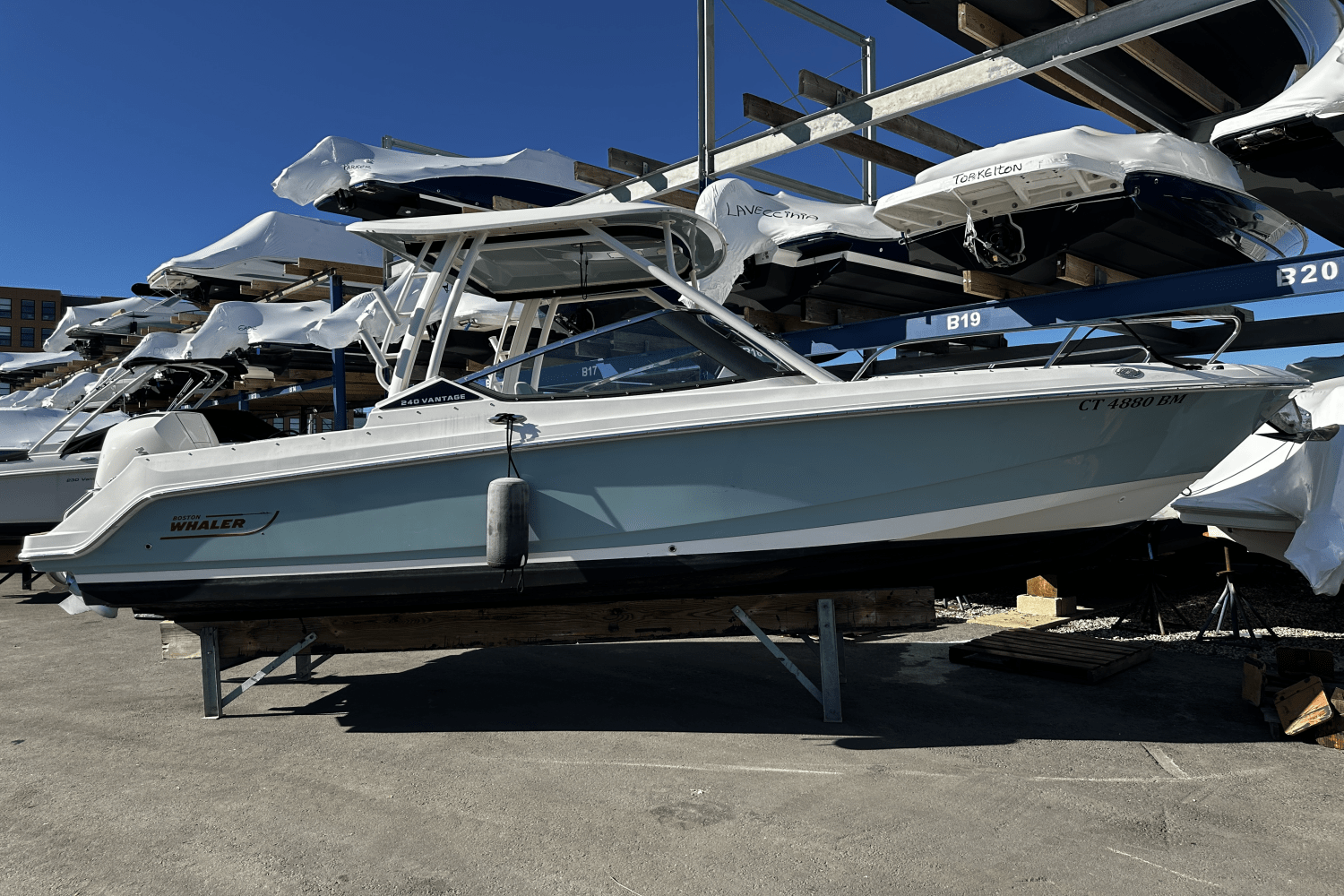 Slide: The Image of Boston Whaler 240 VANTAGE 2022 - 2